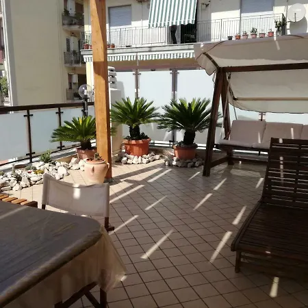 Mansarda Con Terrazzo Arredato דירה *